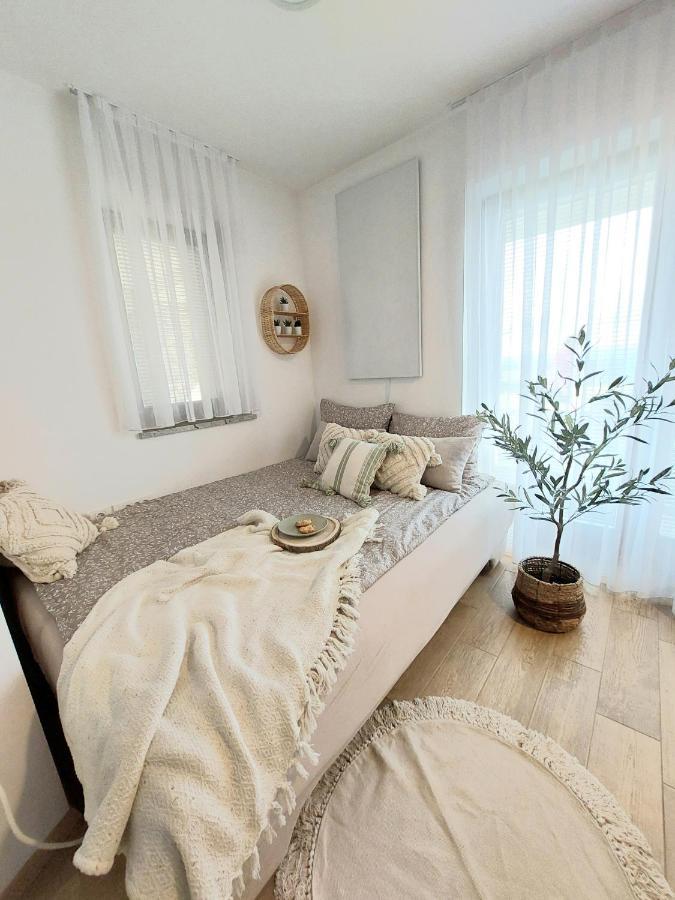 Vineyard Cottage Lan Na Hribu Semic Екстериор снимка