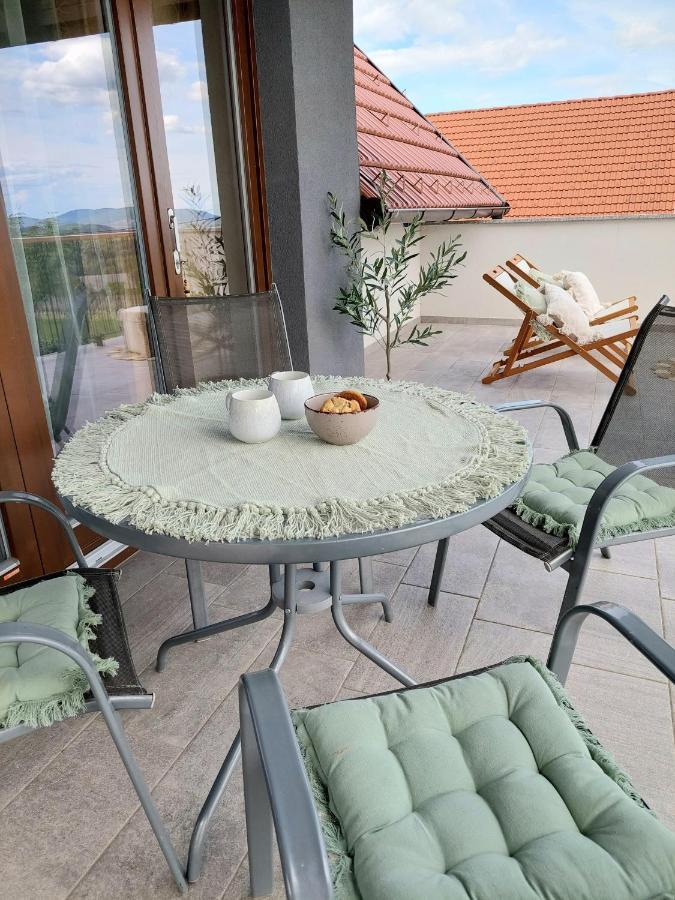 Vineyard Cottage Lan Na Hribu Semic Екстериор снимка